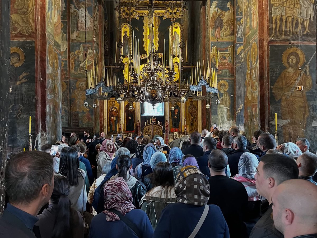 DecaniMonastery's tweet photo. On the feast of the Exaltation of the Holy Cross, the Divine Liturgy at Visoki Dečani Monastery was celebrated by our Abbot, Archimandrite Sava. Concelebrating with him were Father Sava of Holy Transfiguration Monastery in Milton, Canada, Father Philip from Belgium, Hieromonk Pavle of Danići Monastery in Herzegovina, Fathers Dragiša and Filip from Munich, and the hieromonks of our brotherhood.

Around 300 faithful from various regions took part in the service, joining the steady stream of pilgrims who, with tireless devotion and despite every obstacle, continue to come to venerate the relics of the Holy King Stefan. 

#DecaniMonastery #SerbianOrthodoxChurch #Kosovo