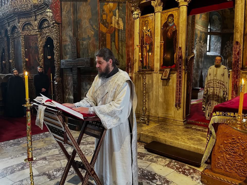DecaniMonastery's tweet photo. On the feast of the Exaltation of the Holy Cross, the Divine Liturgy at Visoki Dečani Monastery was celebrated by our Abbot, Archimandrite Sava. Concelebrating with him were Father Sava of Holy Transfiguration Monastery in Milton, Canada, Father Philip from Belgium, Hieromonk Pavle of Danići Monastery in Herzegovina, Fathers Dragiša and Filip from Munich, and the hieromonks of our brotherhood.

Around 300 faithful from various regions took part in the service, joining the steady stream of pilgrims who, with tireless devotion and despite every obstacle, continue to come to venerate the relics of the Holy King Stefan. 

#DecaniMonastery #SerbianOrthodoxChurch #Kosovo