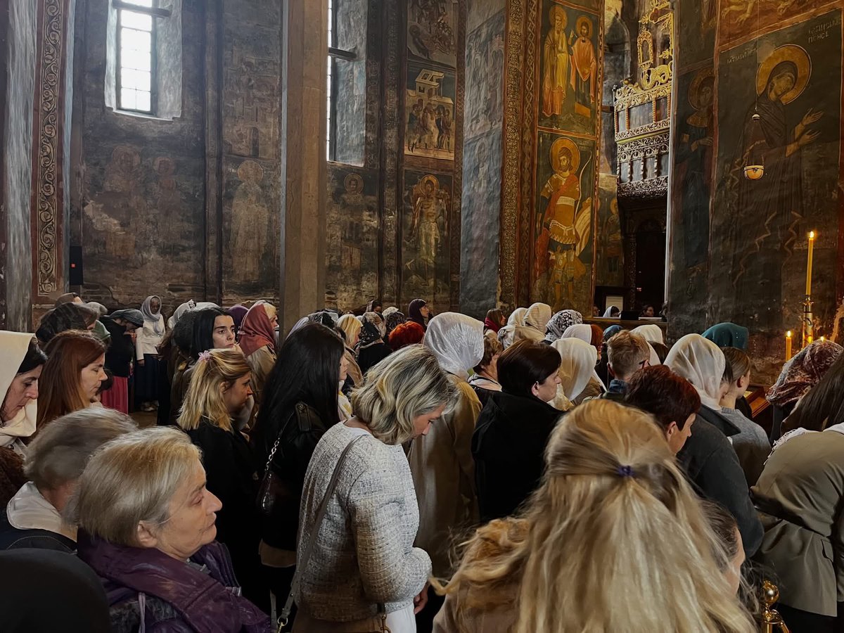 DecaniMonastery's tweet photo. On the feast of the Exaltation of the Holy Cross, the Divine Liturgy at Visoki Dečani Monastery was celebrated by our Abbot, Archimandrite Sava. Concelebrating with him were Father Sava of Holy Transfiguration Monastery in Milton, Canada, Father Philip from Belgium, Hieromonk Pavle of Danići Monastery in Herzegovina, Fathers Dragiša and Filip from Munich, and the hieromonks of our brotherhood.

Around 300 faithful from various regions took part in the service, joining the steady stream of pilgrims who, with tireless devotion and despite every obstacle, continue to come to venerate the relics of the Holy King Stefan. 

#DecaniMonastery #SerbianOrthodoxChurch #Kosovo