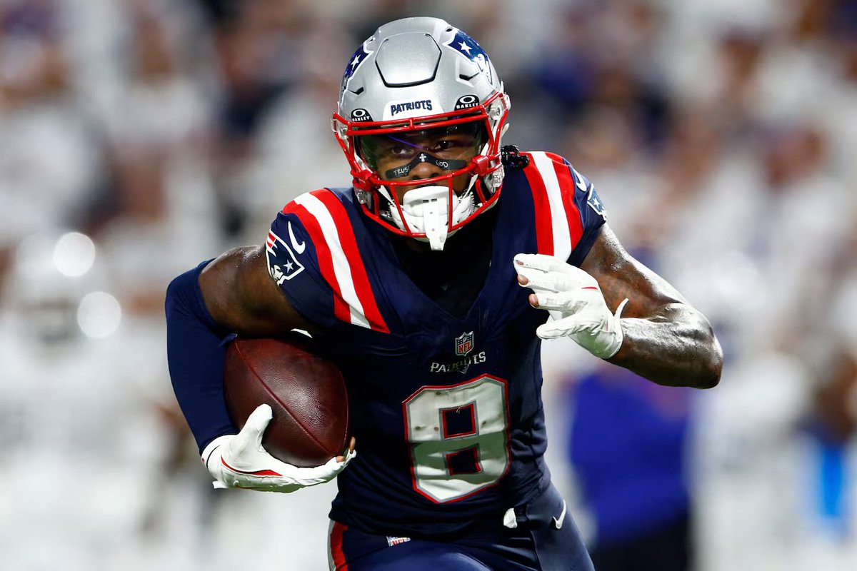 PatsBuzz's tweet photo. WE SHOULD HAVE NEVER GIVEN AWAY DIGGS AND BOUTTE. https://t.co/6Ugw7x4jE3