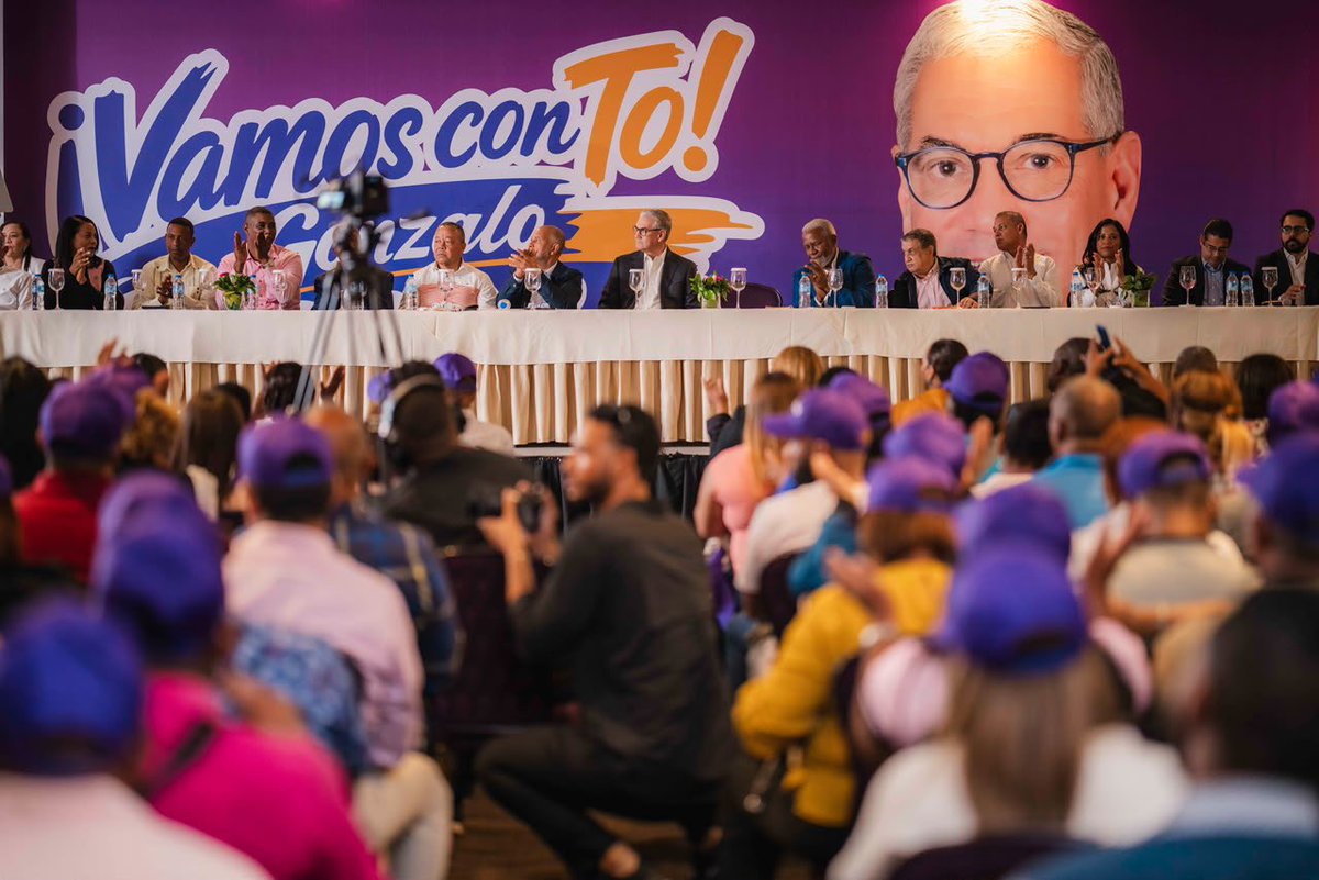 pEduardoHidalgo's tweet photo. El Magisterio con Gonzalo es la decisión firme de trabajar para llevar al poder, en 2028, a un hombre que, de llegar a la Presidencia, impulsará una agenda centrada en la dignificación del magisterio y en mejores condiciones para ejercer la labor docente. https://t.co/fqcjt0zY9R