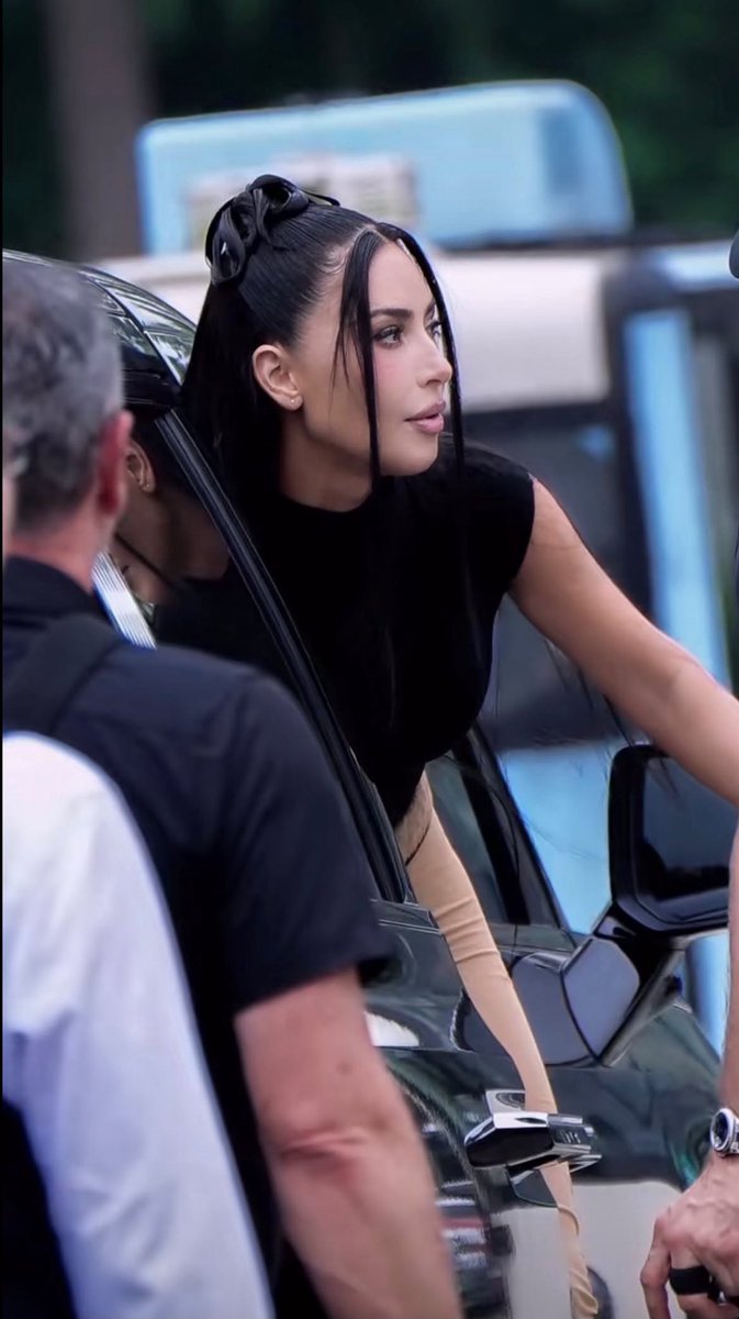 Dashvirall's tweet photo. Kim Kardashian in China today 😍 https://t.co/Ve8hKy17G2