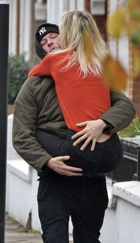 Mirabelisher's tweet photo. Dua lipa crying live on Instagram saying she is 4 weeks  pregnant while her husband callus turner is cheating on her with a 21 years old only fans model

"I'm 4 weeks pregnant battling through this pregnancy journey alone and Callum is currently out there cheating on me with a fvck!ng 21 year old... I went through his phone earlier today and I saw his texts with a 21 years old girl telling her about how he loves younger girls and they were flirting. I'm moving out of our home until I can clear my head.💔💔