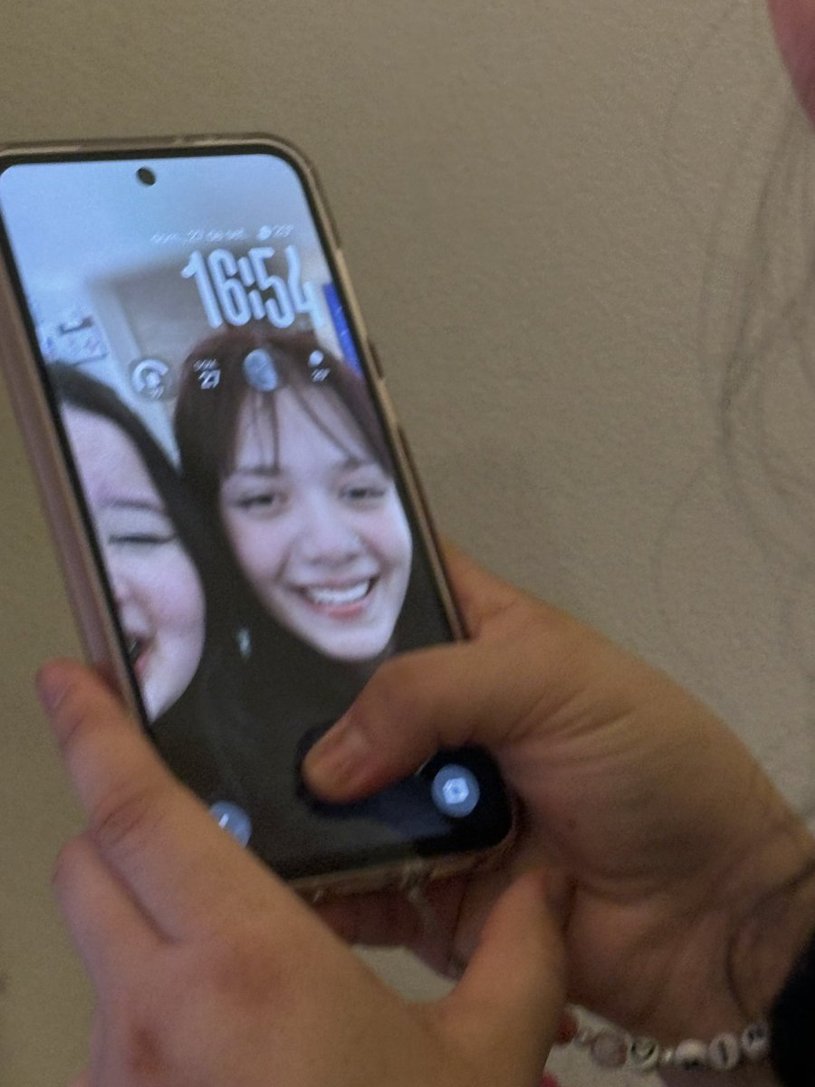 spiderchae's tweet photo. E minha amiga que ficou bêbada e achou que tinha encontrado a lisa do blackpink, colocou de foto de parede e ficou chorando. https://t.co/obqIQ9SlyK