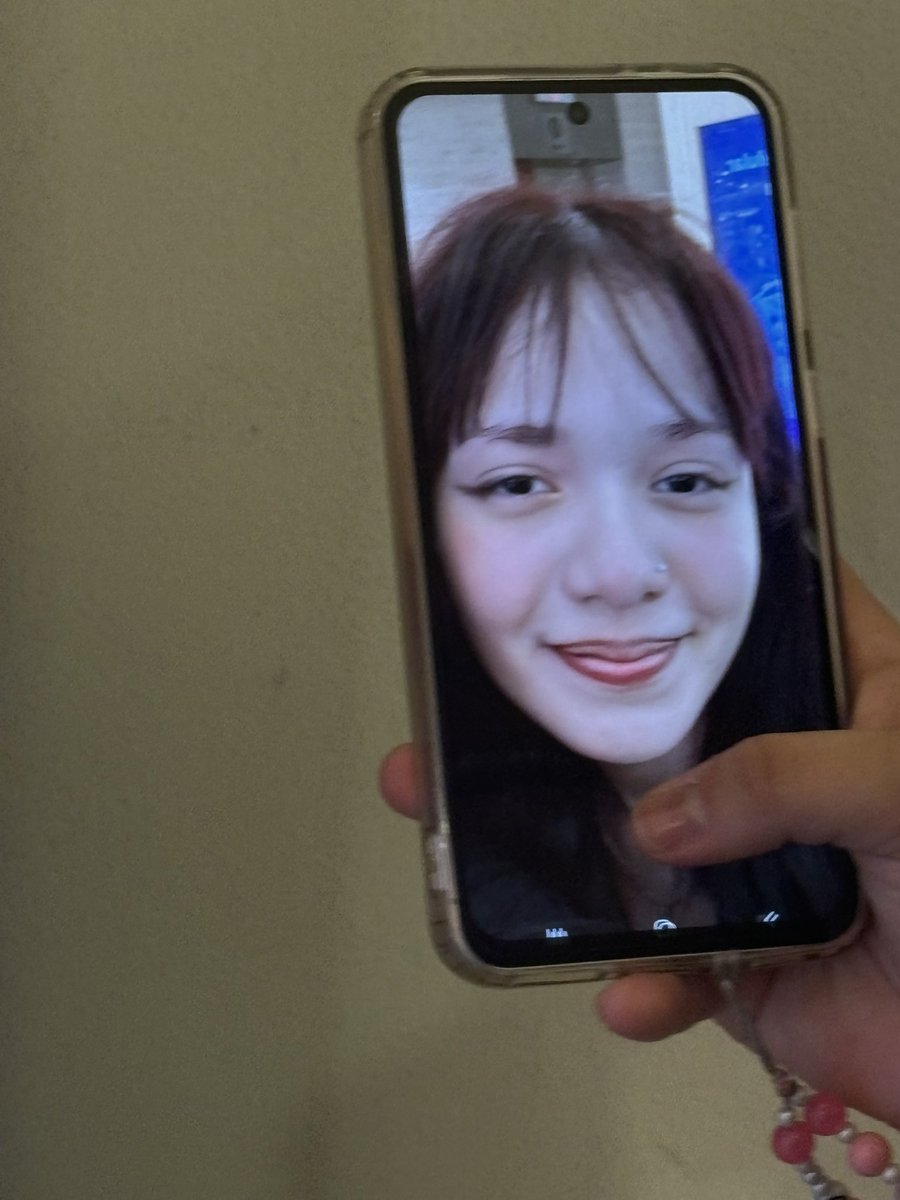 spiderchae's tweet photo. E minha amiga que ficou bêbada e achou que tinha encontrado a lisa do blackpink, colocou de foto de parede e ficou chorando. https://t.co/obqIQ9SlyK