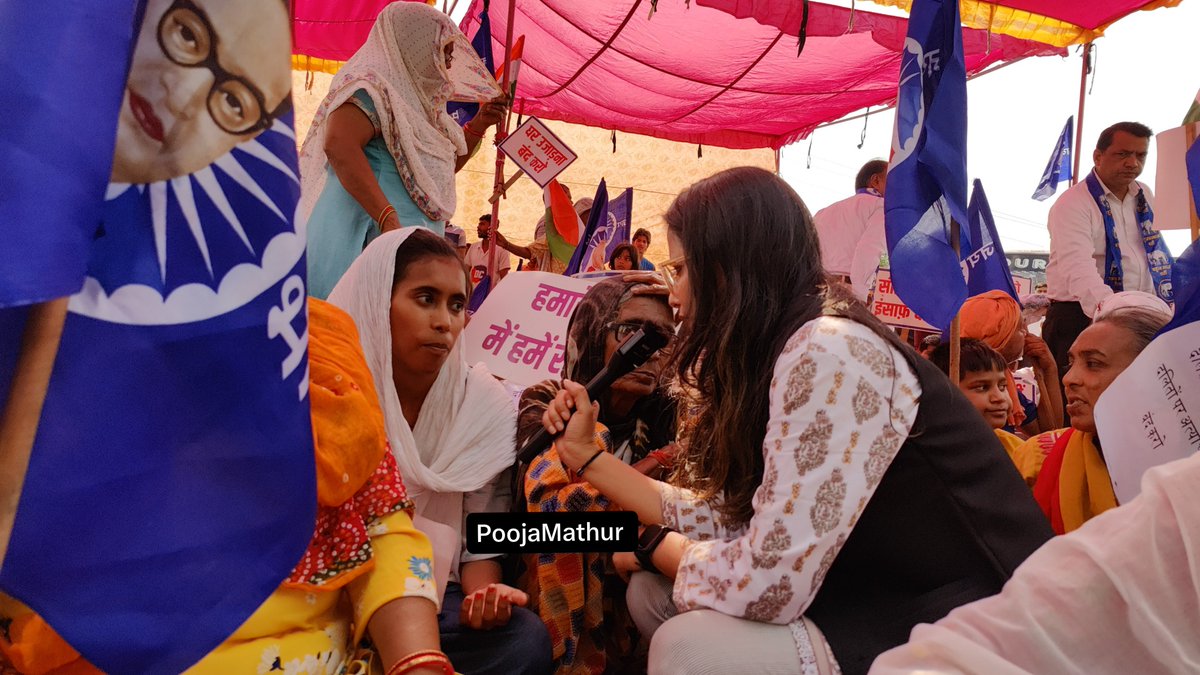 PoojaMathur01's tweet photo. दिल्ली के अली गांव में सैकड़ों घरों पर बुलडोजर का नोटिस लगा दिया गया है।

सवाल सीधा है - जब ये घर बन रहे थे, तब सरकार कहाँ थी? बिजली-पानी और दूसरी सुविधाएँ देते समय किसी विभाग को यह क्यों नहीं दिखा कि ये मकान अवैध हैं?

एक इंसान पाई-पाई जोड़कर घर बनाता है, सालों उसमें परिवार बसाता है और फिर अचानक उसे बताया जाता है कि उसका घर अवैध है।

पहले बसावट होने दो, सुविधाएँ पहुँचाओ, सालों तक सब कुछ चलता रहने दो…और जब उस जमीन की कीमत बढ़ जाए तो फिर बुलडोजर लेकर पहुँच जाओ?

अगर निर्माण अवैध था, तो समय रहते रोकने की जिम्मेदारी किसकी थी?

सरकार बुलडोजर चलाने से पहले बस इस सवाल का जवाब दे दे।

- पूजा माथुर 

#AliGaon #Delhi #BulldozerAction #DelhiNews #GroundReport
