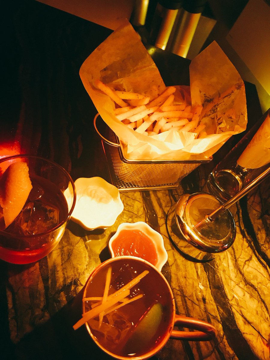 OMEGASNELLpzun's tweet photo. Las farolillos cálidos, el café humeante y el plato de patatas fritas recién hechas: en nuestro pequeo local nocturno, siempre hay un rincón para ti.， https://t.co/MLawZOItGO