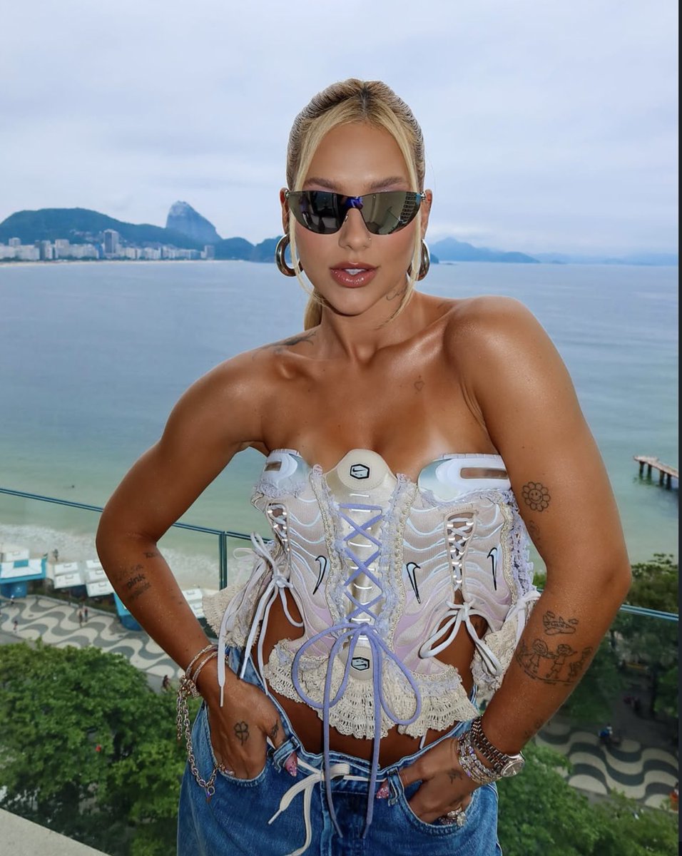 deepsealalaphoo's tweet photo. Virginia usando o mesmo look que a Bruna Biancardi usou na Copa do Mundo 🤣 Depois que os fãs dela zoaram o look da Bruna, dizendo que era cafona, a própria Virginia foi lá e calou eles😭🤌🏻 https://t.co/ovPVamCmBA