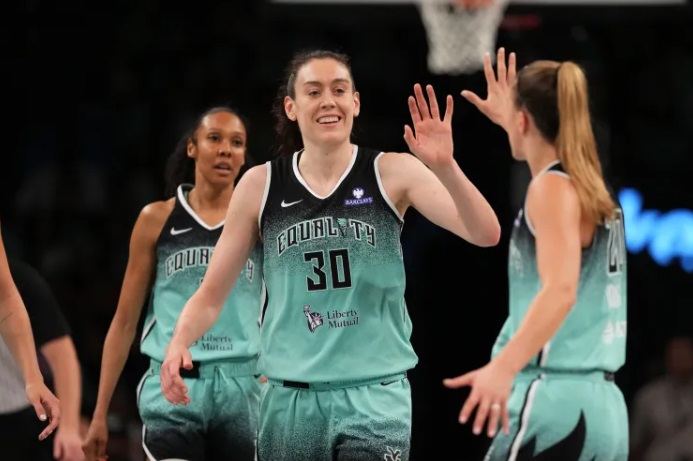MatPoluszanczyk's tweet photo. New York Liberty zwyciężyły z Minnesotą Lynx 91:75 w Game 1 pierwszej rundy #WNBAPlayoffs 2026. Kapitalnie zagrała Breanna Stewart: 34 punkty, 12 zbiórek, 6 asyst, 2 przechwyty, 2 bloki. Liberty wygrały walkę na tablicach 38-23. W serii 1-0 dla NYL 🏀 #LIGHTITUPNYL🗽 #WNBApl https://t.co/4DyQeNdHR6