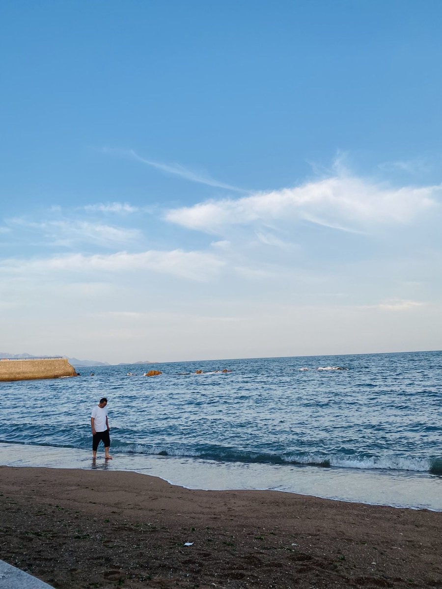 Mary1ja8w's tweet photo. Hoy visité el pequeo pueblo costero de Cádiz, el sol brillaba y el mar tenía un color azul increíble. Una experiencia perfecta para escapar del ruido de la ciudad. https://t.co/CxB84EDB1M