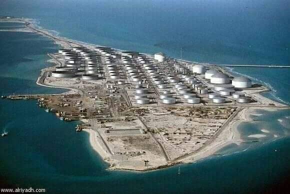 1230fkhp's tweet photo. ميناء رأس التنورة النفطي..

 يعد أكبر ميناء نفطي في العالم، حيث تمر عبره أكثر من 99% من صادرات المملكة من النفط الخام والمشتقات النفطية إلى الأسواق العالمية..

يقع شرق المملكة، على ساحل الخليج العربي، ويبعد حوالي 1500 كيلومتر عن حدود اليمن شمالًا... https://t.co/jlJLjMTAIY