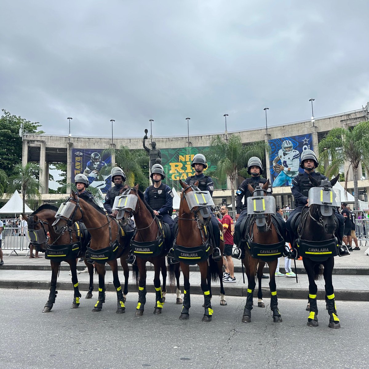 PMERJ's tweet photo. 🐴 POLICIAMENTO MONTADO | #RPMont NO MARACANÃ 🇺🇸🇧🇷

🌎 O Regimento de Polícia Montada (#RPMont) está presente no entorno do #Maracanã, neste domingo (27), durante o #NFLRioGame2026, reforçando a segurança e o monitoramento das áreas de circulação do público. (+) ⤵️ https://t.co/eE6t2T9UKb