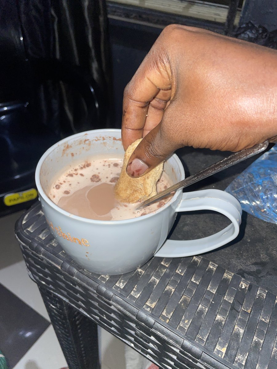 Vickky_Ikru1's tweet photo. I still dip my bread in my tea to eat . 
You all got nothing on me . 
Is there a more sweeter way than this ! https://t.co/GlxeWC87Xc