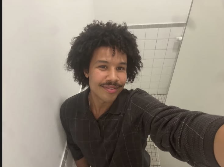 pisoiscoy's tweet photo. was he peeing or pooping here do you think https://t.co/dBtiTXgRNS