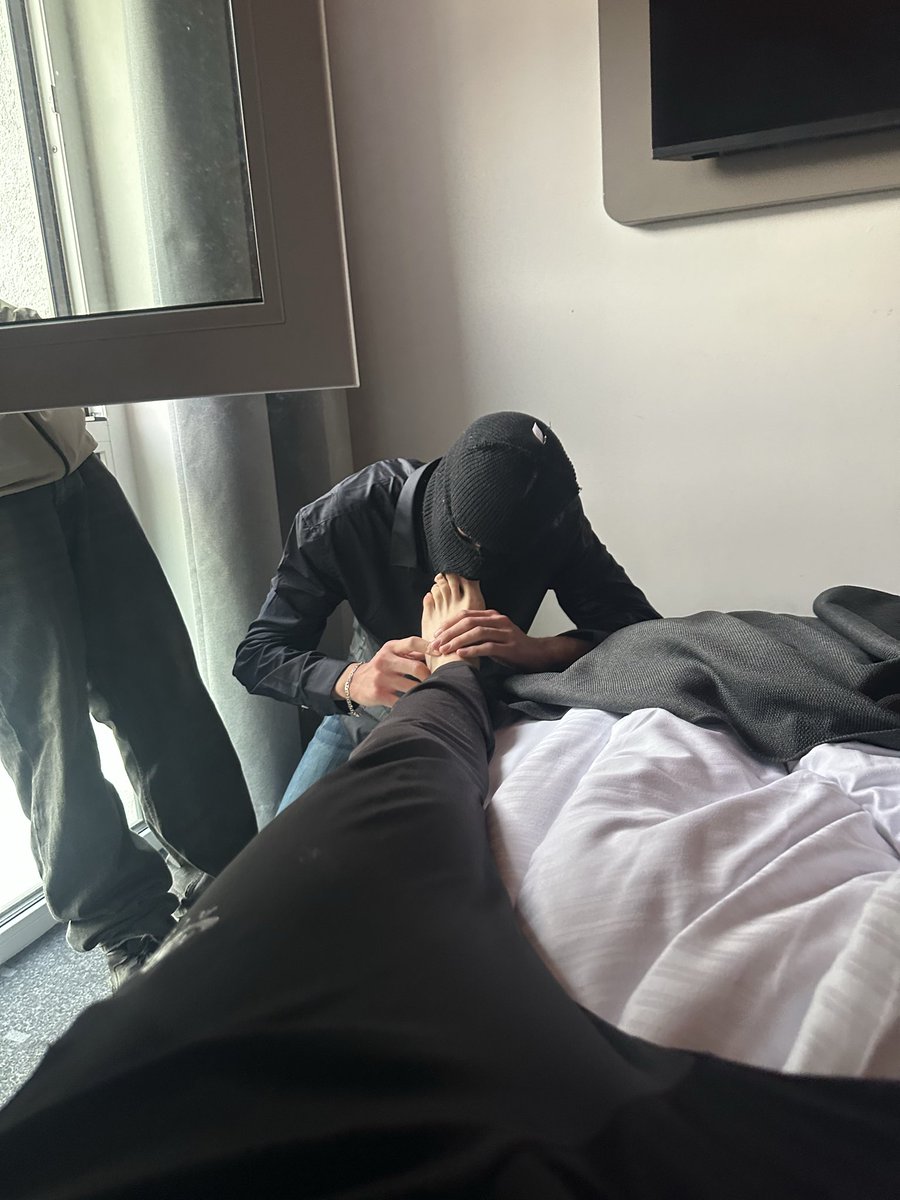 cash_goatx's tweet photo. Schön die Sohle sauber lecken und die Füße massieren 😂

#geldsklave #zahlschwein #cashmaster #kontofick #zahlsau #zahlsklave #findom #paypig #geldherr #Alpha #feetdom #füße #rtgames #Master #Deutsch
#getragenesocken https://t.co/d4UeypSt8z