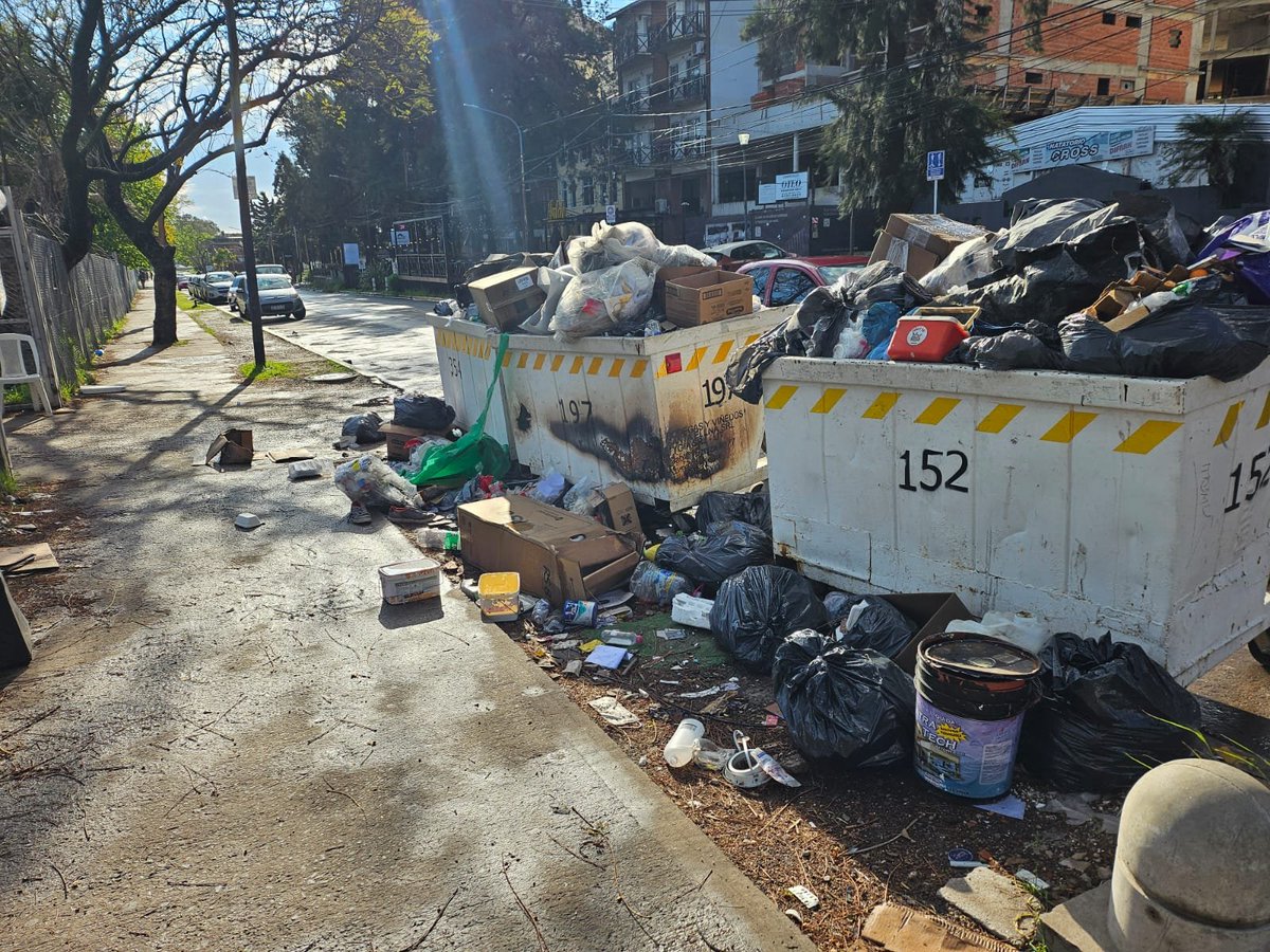 P_LVacca's tweet photo. @aybar_rodrigo Situación Urgente a resolver en acceso Est. Palomar. Estos contenedores deben ser eliminados ya que son un basural a cielo abierto todos los días. https://t.co/gTAzACyLkp