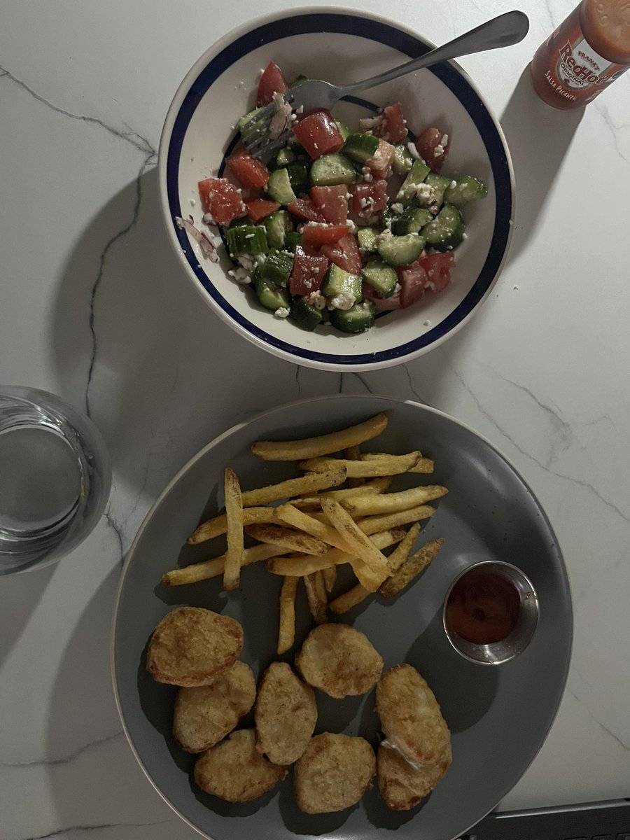 apartment_707's tweet photo. living alone https://t.co/RtCeMOwUFk