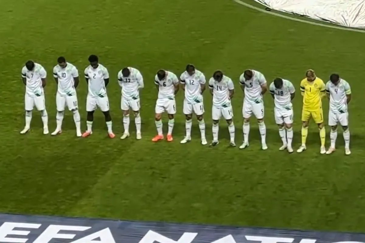 RamAbdu's tweet photo. Irish players bowed their heads during Israel’s national anthem and took to the pitch wearing black armbands in solidarity with Gaza.

A silent gesture, but an unmistakable message. https://t.co/MXrNwUpDNq