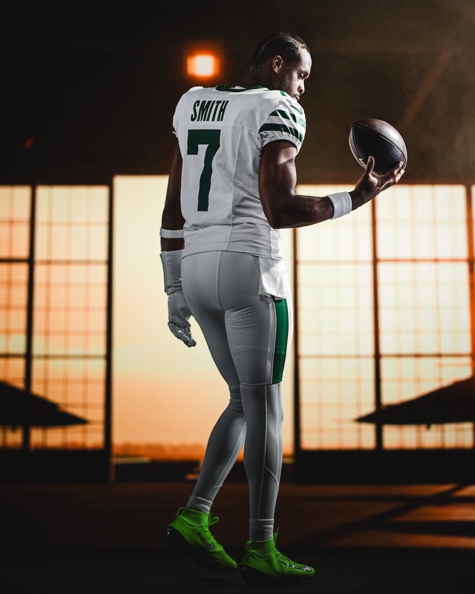 NYJetsTFMedia's tweet photo. Geno Smith today:

31/37 for 84% comp rate 👀
321 yards 🔥
3 TDs 🔥
0 INTs
1 VERY crucial fumble
8.7 yards per throw
129.8 QB rating

What were your thoughts on his performance❓

#Jets https://t.co/iyR5ik5XnO