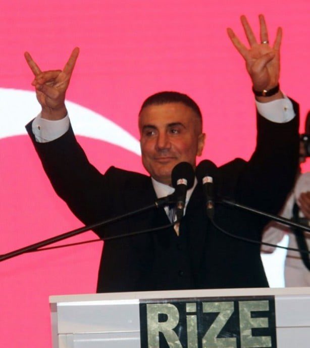 ToplumsalMht210's tweet photo. MHP - Mafya El Ele!

MHP Kayseri Milletvekili İsmail Özdemir, ülkücü çete aparatı Sedat Peker hakkında konuştu.

“Sayın Genel Başkanımızın her defasında 'Ülküdaşımızdır' dediği, değerli bir dava ve gönül adamıdır. Allah izin verirse yakında kendisi ve ailesi de vatanımıza kavuşacaktır.”