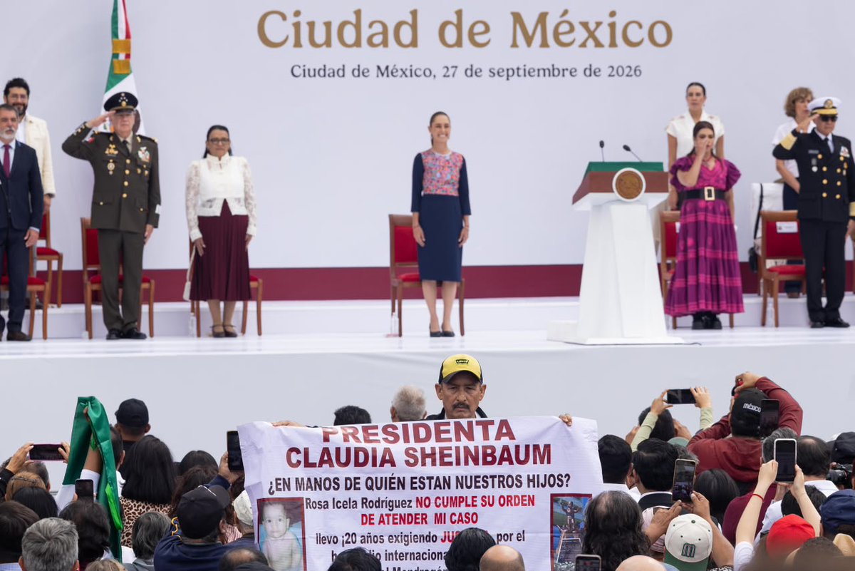 El_Universal_Mx's tweet photo. 🔴 Retiran a manifestante durante cierre de gira de Sheinbaum

🗣️ El señor, que se identificó como Édgar Mondragón, expuso que su hijo menor falleció después de una mala práctica en el Hospital Infantil de Sonora

#FOTO: Hugo Salvador | EL UNIVERSAL

https://t.co/g2kJ2XgypO https://t.co/lYrWRRzESc