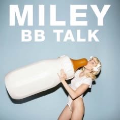 ddemisns's tweet photo. precisamos falar sobre o quão podre a miley cyrus é. 

na primeira imagem a miley (23) contrange justin bieber que tinha acabado de completar 18 anos dizendo que “ele poderia dormir com qualquer uma mas escolheu f#d3r comigo essa noite”

na segunda imagem a msm se sexualiza usando roupas infantis alegrando pedófilos na internet
