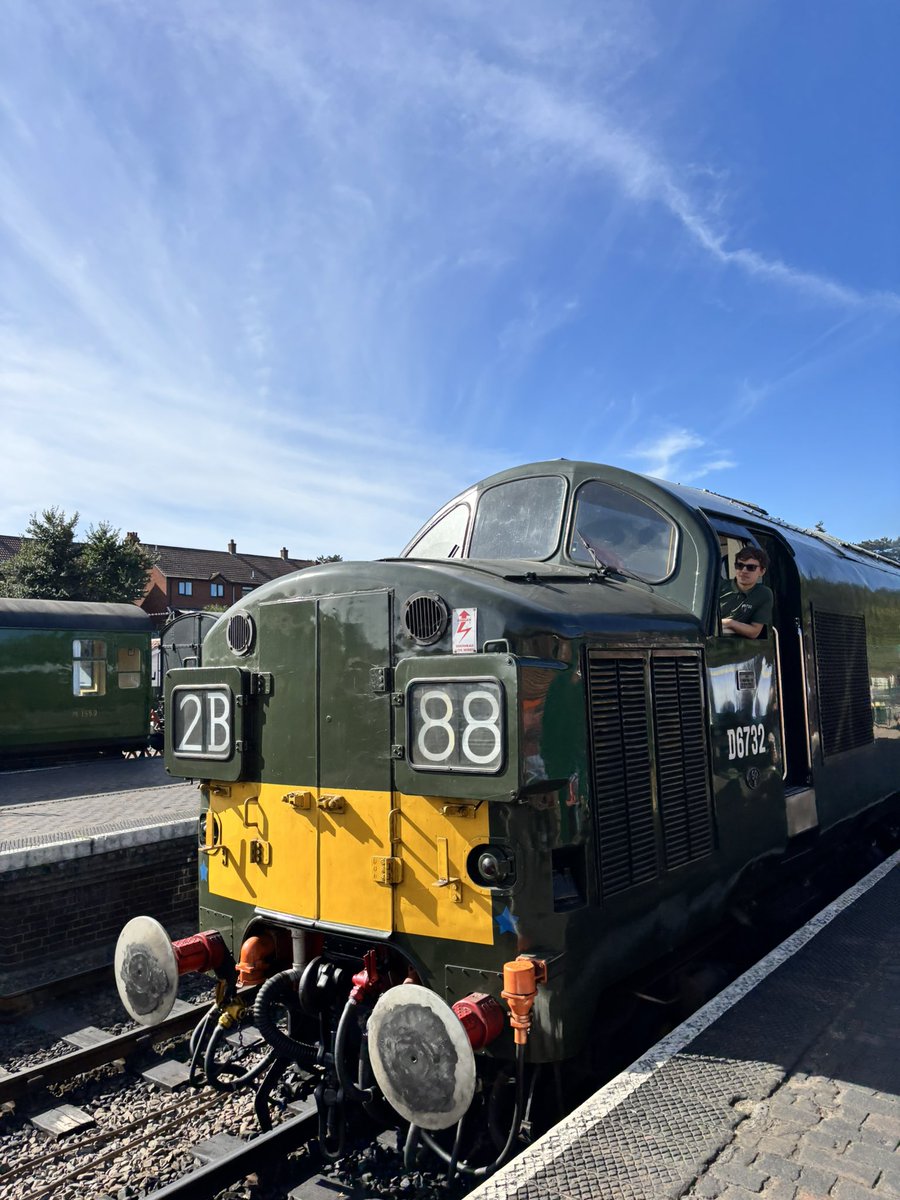 remenos's tweet photo. A few from Sheringham station on the North Norfolk Railway, Friday 25 September and Saturday 26 September 2026 #femalerailwayphotographer #northnorfolkrailway #heritagerailways #class37 https://t.co/LyrJnDBuwX