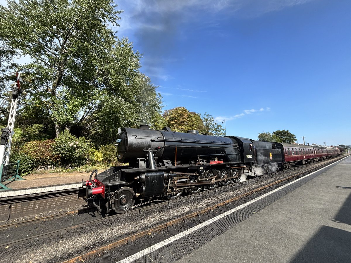 remenos's tweet photo. A few from Sheringham station on the North Norfolk Railway, Friday 25 September and Saturday 26 September 2026 #femalerailwayphotographer #northnorfolkrailway #heritagerailways #class37 https://t.co/LyrJnDBuwX