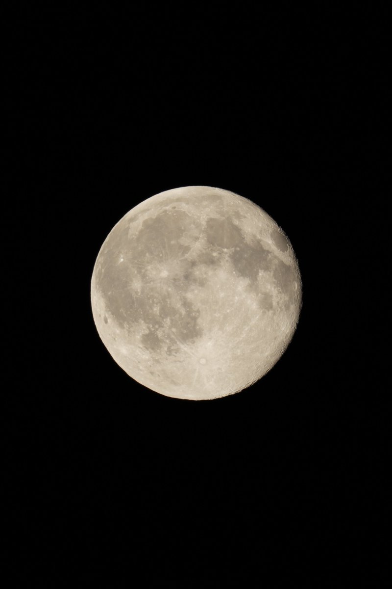 thestraynight's tweet photo. 내 첫 천체사진은 추석 달 사진 🌕
침실 창문에서 달이 딱 보이길래 바로 삼각대 펴서 찍었다. 배꼽처럼 생긴 크레이터의 이름은 덴마크 천문학자 티코 브라헤를 딴 Tycho. 마지막은 인터랙티브 맵에 아폴로 착륙지점과 스웨덴 과학자 이름을 딴 크레이터를 표시한 것.
설정값은 f/11, ISO 100, 1/100s https://t.co/wXwQTU9SEv