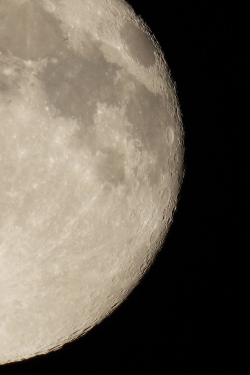 thestraynight's tweet photo. 내 첫 천체사진은 추석 달 사진 🌕
침실 창문에서 달이 딱 보이길래 바로 삼각대 펴서 찍었다. 배꼽처럼 생긴 크레이터의 이름은 덴마크 천문학자 티코 브라헤를 딴 Tycho. 마지막은 인터랙티브 맵에 아폴로 착륙지점과 스웨덴 과학자 이름을 딴 크레이터를 표시한 것.
설정값은 f/11, ISO 100, 1/100s https://t.co/wXwQTU9SEv