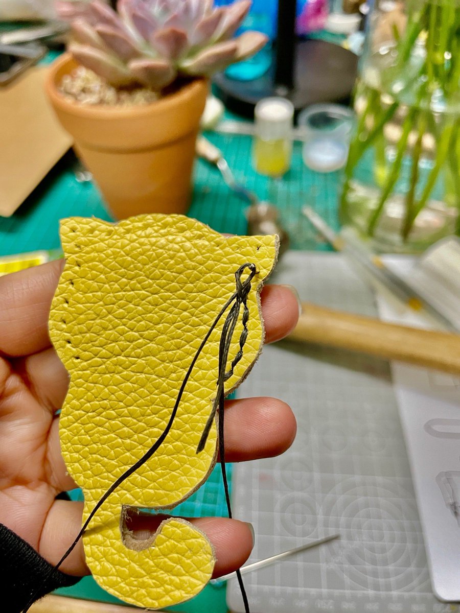 EbonyGhkj's tweet photo. Hoy hice un llavero de goma eva con forma de gatito, super fácil y ideal para regalar a amigos!  #ManualidadesCaseras， https://t.co/GPv63MvGov