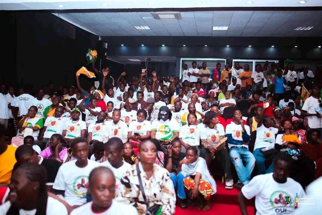 BilamboPat30382's tweet photo. 🇨🇩 RDC | POLITIQUE — LE PEUPLE EST SOUVERAIN ! La #FPD dit OUI au #dialogue !

« La souveraineté nationale appartient au peuple. Tout pouvoir émane du peuple. » — Article 5 de la Constitution.

La Force Populaire des Démocrates (FPD) réaffirme son attachement au rôle central du peuple dans les grandes décisions concernant l’avenir de la Nation.

Le parti se prononce en faveur du dialogue et du changement de la Constitution, en défendant une démarche qui, selon lui, doit placer le peuple souverain au cœur du processus.

Objectif affiché : un Congo de paix, de stabilité et de développement.

MISALA EZO MONANA !
ENGAGEMENT EZO MONANA !
RÉSULTATS MPE EZO MONANA !

Félicitations à l’Autorité morale Jean-Louis Bauna, au Président national @Aubin_Mukanu010 au Secrétaire général #Christian #Bolodjwa, ainsi qu’à l’ensemble des cadres, fédéraux, sectionneurs, militants et sympathisants de la FPD pour la réussite de cette matinée politique.

CONGO NA BISO, CHOIX NA BISO !
PEUPLE AZA SOUVERAIN !

UNITÉ — TRAVAIL — DÉVELOPPEMENT

POUR LE CONGO, AVANÇONS ENSEMBLE !
@Presidence_RDC @TinaSalama2 @AugustinKabuyaT