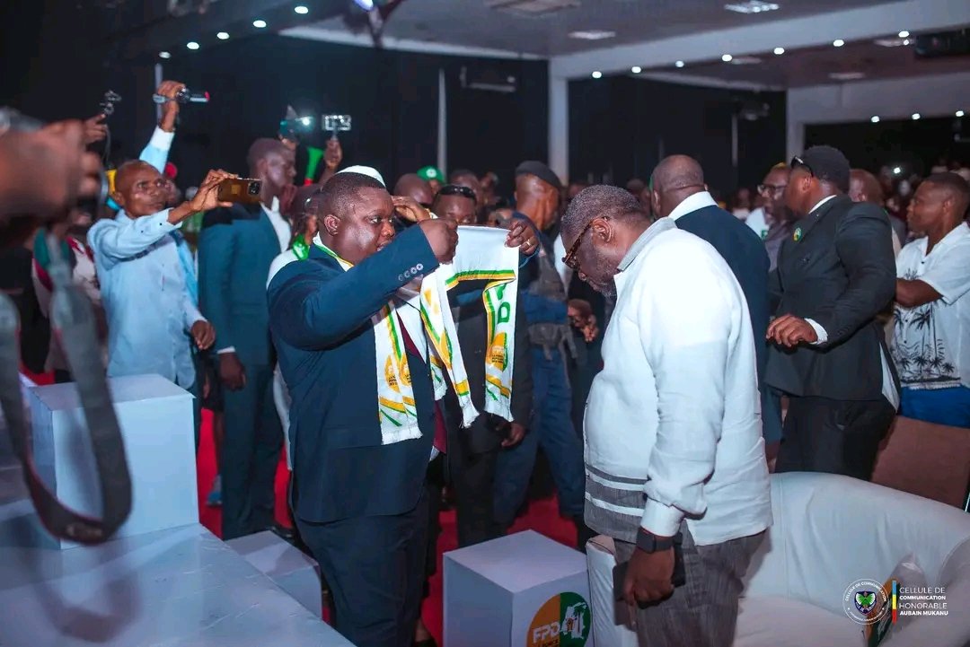 BilamboPat30382's tweet photo. 🇨🇩 RDC | POLITIQUE — LE PEUPLE EST SOUVERAIN ! La #FPD dit OUI au #dialogue !

« La souveraineté nationale appartient au peuple. Tout pouvoir émane du peuple. » — Article 5 de la Constitution.

La Force Populaire des Démocrates (FPD) réaffirme son attachement au rôle central du peuple dans les grandes décisions concernant l’avenir de la Nation.

Le parti se prononce en faveur du dialogue et du changement de la Constitution, en défendant une démarche qui, selon lui, doit placer le peuple souverain au cœur du processus.

Objectif affiché : un Congo de paix, de stabilité et de développement.

MISALA EZO MONANA !
ENGAGEMENT EZO MONANA !
RÉSULTATS MPE EZO MONANA !

Félicitations à l’Autorité morale Jean-Louis Bauna, au Président national @Aubin_Mukanu010 au Secrétaire général #Christian #Bolodjwa, ainsi qu’à l’ensemble des cadres, fédéraux, sectionneurs, militants et sympathisants de la FPD pour la réussite de cette matinée politique.

CONGO NA BISO, CHOIX NA BISO !
PEUPLE AZA SOUVERAIN !

UNITÉ — TRAVAIL — DÉVELOPPEMENT

POUR LE CONGO, AVANÇONS ENSEMBLE !
@Presidence_RDC @TinaSalama2 @AugustinKabuyaT