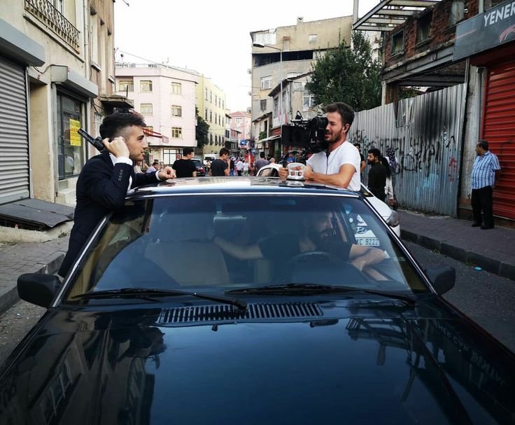 dakakirmos's tweet photo. su adama ısrarla aile dizisi çekiyorlar 🤦🏻‍♀️
yok mu cukurdaki  gibi deli manyak karakterler akınım koçovalım ya 🔥
aslında ordada dogru duzgun sahne vermiyorlardı baktılar başrolün onune geçiyor aynı cumali gibi yamacla hikayesi bitince yazmamaya basladilar🥀
#burakdakak #cukur https://t.co/yrdL1NVR37