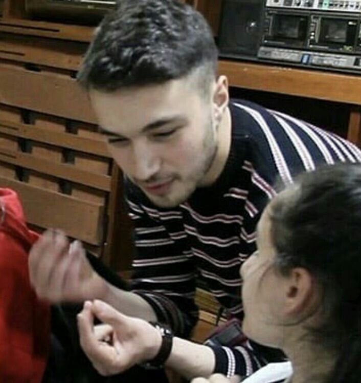 dakakirmos's tweet photo. su adama ısrarla aile dizisi çekiyorlar 🤦🏻‍♀️
yok mu cukurdaki  gibi deli manyak karakterler akınım koçovalım ya 🔥
aslında ordada dogru duzgun sahne vermiyorlardı baktılar başrolün onune geçiyor aynı cumali gibi yamacla hikayesi bitince yazmamaya basladilar🥀
#burakdakak #cukur https://t.co/yrdL1NVR37