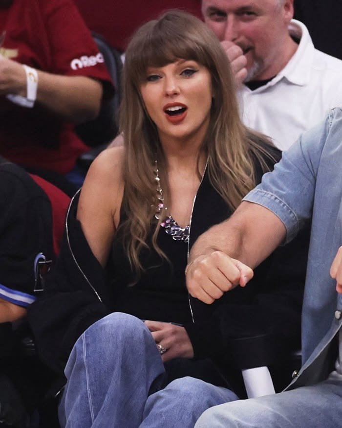pwonderstruck13's tweet photo. Being a swiftie on 2026 is just gag after gag https://t.co/8aN8hHv3HM