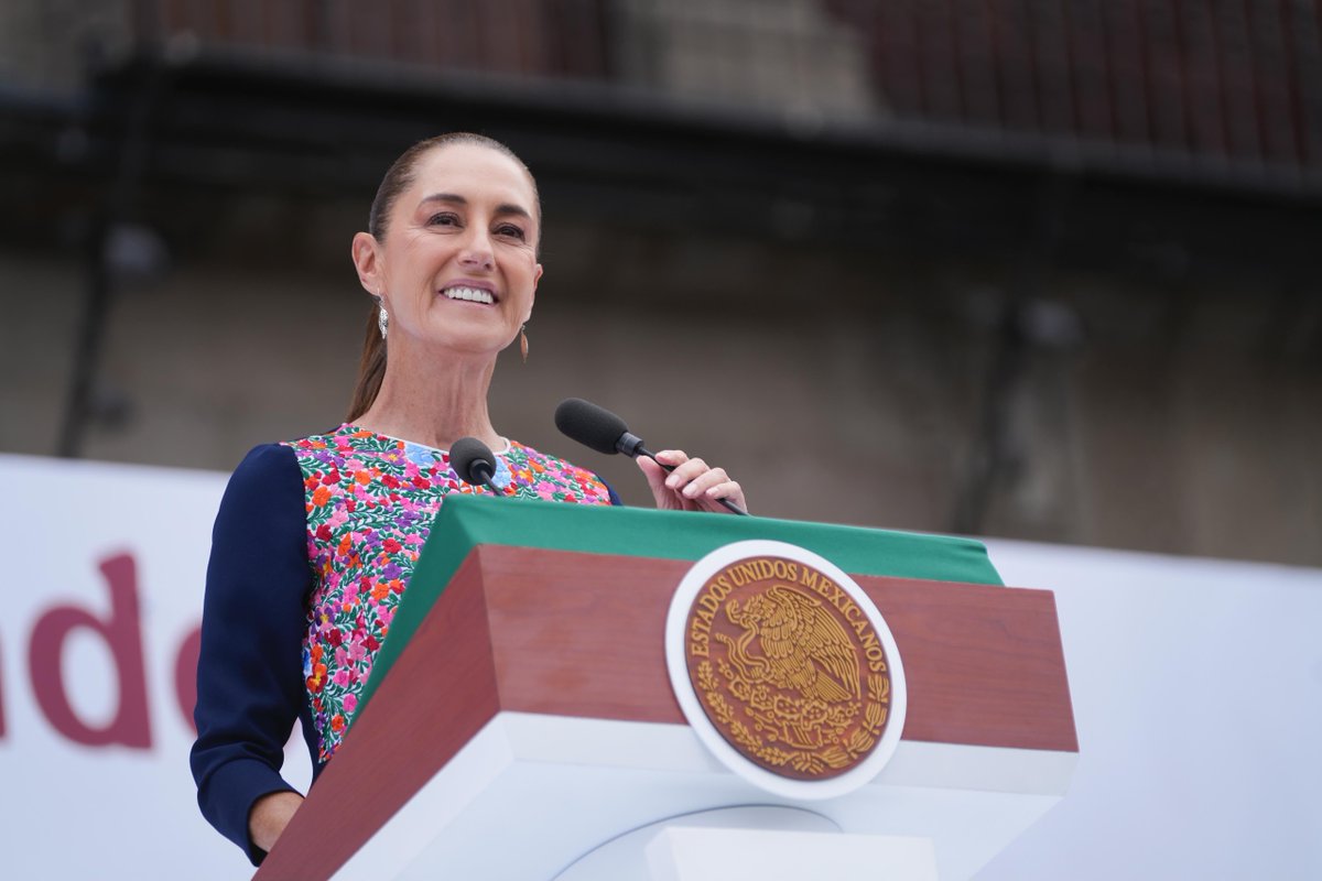 GobiernoMX's tweet photo. #HonestidadyResultados | En el Zócalo capitalino, la presidenta @Claudiashein concluye la gira por 32 entidades en la que participaron más de 800 mil personas. A dos años de gobierno, destaca reformas en justicia social, libertad, democracia y soberanía.

Informa a los habitantes de la Ciudad de México que tres millones de personas reciben Programas para el Bienestar con inversión superior a 70 mil millones de pesos en 2026, así como nuevos hospitales e infraestructura en educación, movilidad y agua.

📸 Fotogalería: https://t.co/SRpxdm15Oj