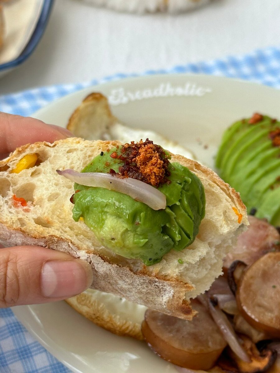 LAVELLEKILek's tweet photo. Desayuno rápido y delicioso: café con leche + tostada de aguacate y huevo! Perfecto para empezar el día con energía. https://t.co/JqIug2pcgh