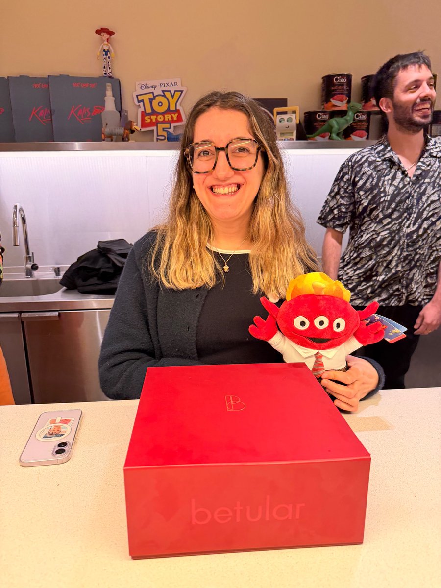 nazarenads's tweet photo. Anoche festejé mi cumple en la mejor pizzería de Buenos Aires: Kalis Pizza. No puede ser tan rica. Mis favoritas son la Kalis y la de morrón. Encima ganamos un peluche de Toy Story y mis amigos me regalaron una torta de Betular ❤️ https://t.co/cVNj8usPXL