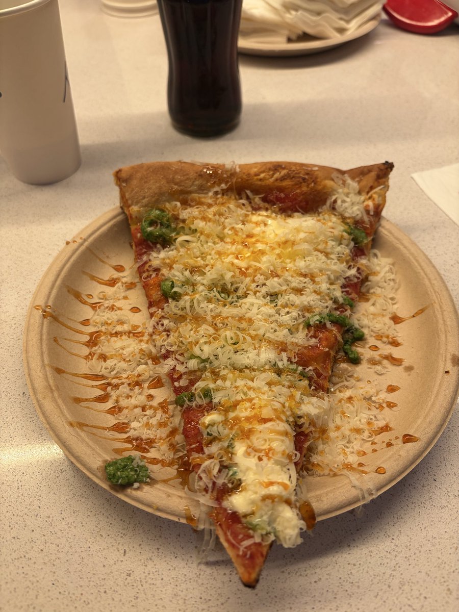 nazarenads's tweet photo. Anoche festejé mi cumple en la mejor pizzería de Buenos Aires: Kalis Pizza. No puede ser tan rica. Mis favoritas son la Kalis y la de morrón. Encima ganamos un peluche de Toy Story y mis amigos me regalaron una torta de Betular ❤️ https://t.co/cVNj8usPXL