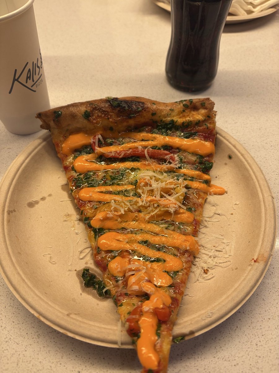 nazarenads's tweet photo. Anoche festejé mi cumple en la mejor pizzería de Buenos Aires: Kalis Pizza. No puede ser tan rica. Mis favoritas son la Kalis y la de morrón. Encima ganamos un peluche de Toy Story y mis amigos me regalaron una torta de Betular ❤️ https://t.co/cVNj8usPXL
