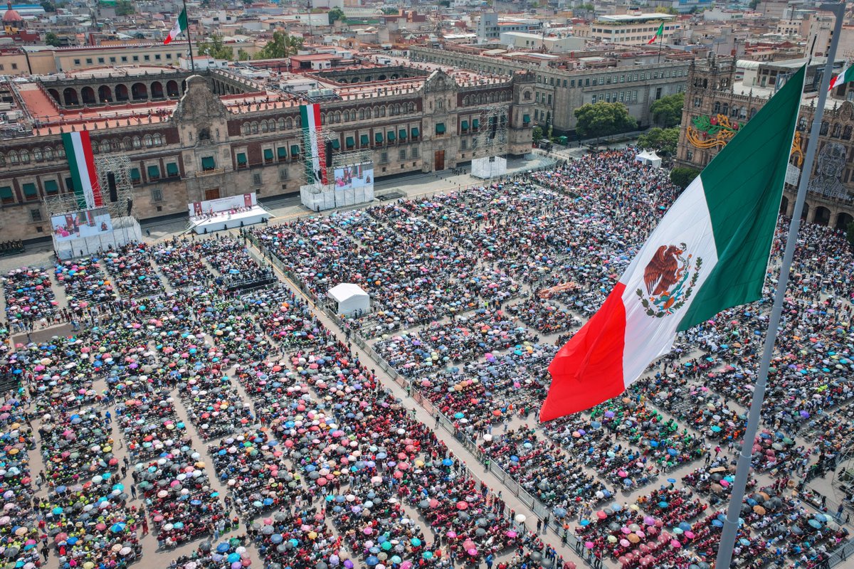 GobiernoMX's tweet photo. #HonestidadyResultados | En el Zócalo capitalino, la presidenta @Claudiashein concluye la gira por 32 entidades en la que participaron más de 800 mil personas. A dos años de gobierno, destaca reformas en justicia social, libertad, democracia y soberanía.

Informa a los habitantes de la Ciudad de México que tres millones de personas reciben Programas para el Bienestar con inversión superior a 70 mil millones de pesos en 2026, así como nuevos hospitales e infraestructura en educación, movilidad y agua.

📸 Fotogalería: https://t.co/SRpxdm15Oj