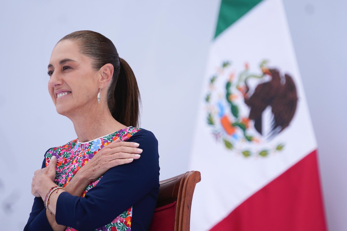 GobiernoMX's tweet photo. #HonestidadyResultados | En el Zócalo capitalino, la presidenta @Claudiashein concluye la gira por 32 entidades en la que participaron más de 800 mil personas. A dos años de gobierno, destaca reformas en justicia social, libertad, democracia y soberanía.

Informa a los habitantes de la Ciudad de México que tres millones de personas reciben Programas para el Bienestar con inversión superior a 70 mil millones de pesos en 2026, así como nuevos hospitales e infraestructura en educación, movilidad y agua.

📸 Fotogalería: https://t.co/SRpxdm15Oj