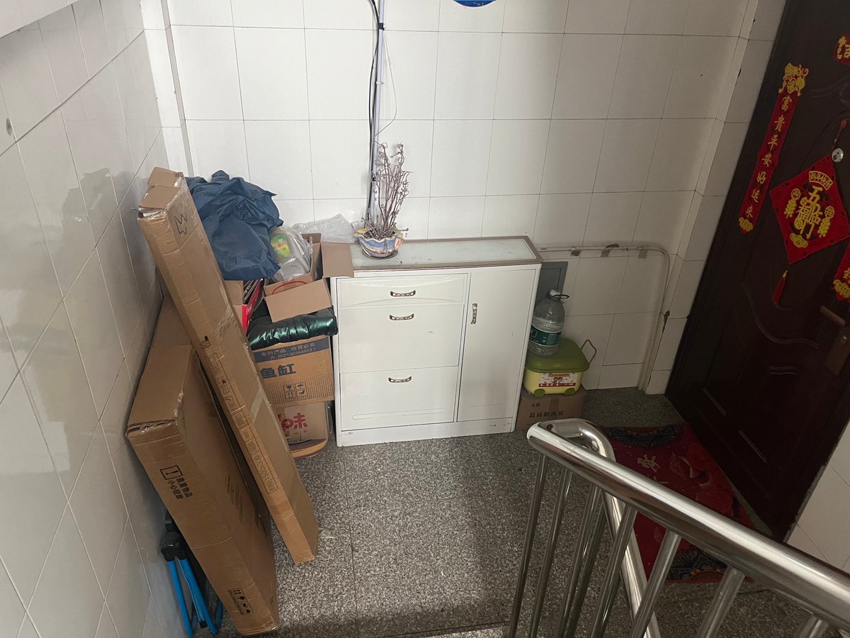 VicentaLjk4's tweet photo. Hoy ayudé a mi vecino a cargar sus cajas, una pequea sonrisa para hacer el día más cálido! https://t.co/jud95yMS6D