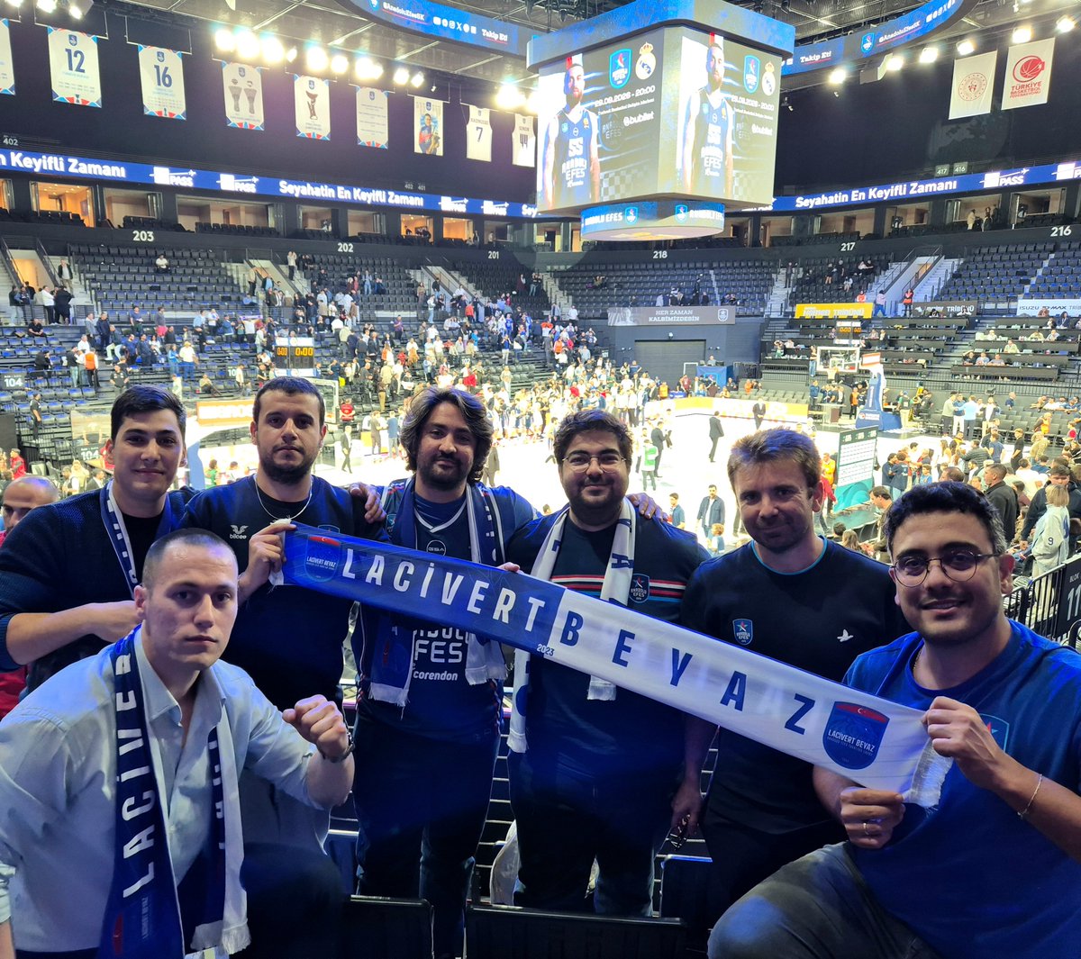lacivertbeyaz76's tweet photo. Sezonun ilk ev maçı, ilk ev galibiyeti 💙🤍👏🏻

Lacivert Beyaz, Abdi İpekçi'de galibiyet pozunu verdi 👊🏻

Lacivert Beyaz üyesi olmak için aşağıdaki bağlantıyı ziyaret edebilirsiniz 👇🏻

https://t.co/ZXPuc9QET7

#AnadoluEfes #LacivertBeyaz https://t.co/c8gOkQXlPb