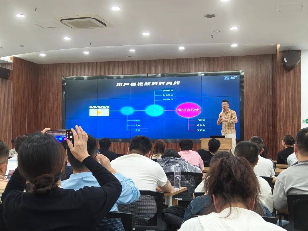 BarbStaintfgp's tweet photo. Gran taller de marketing digital hoy! Aprendimos a usar herramientas de análisis para mejorar el alcance de nuestras marcas, una experiencia super útil para todos! https://t.co/yfsryukWln