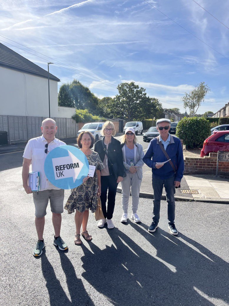 ReformDaily_'s tweet photo. ❌ PARKING. ASB. SERVICES OUT OF REACH.

Those were the issues raised by residents in Falconwood & Welling at a Reform Bexley street surgery

The message to Bexley Council? You’re there to provide services - not put up barriers to accessing them 

#Bexley #Falconwood #Welling [@ReformUKBexley]