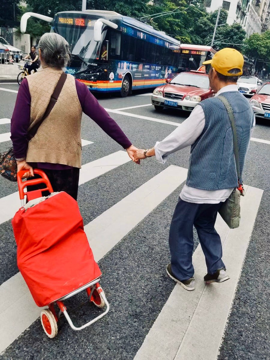 CarlenaLawppg's tweet photo. Hoy ayudé a una abuela a cargar sus compras, me sonrió y me dio un caramelo. Un pequeo gesto hace un día feliz. https://t.co/2uzfTkyIWc