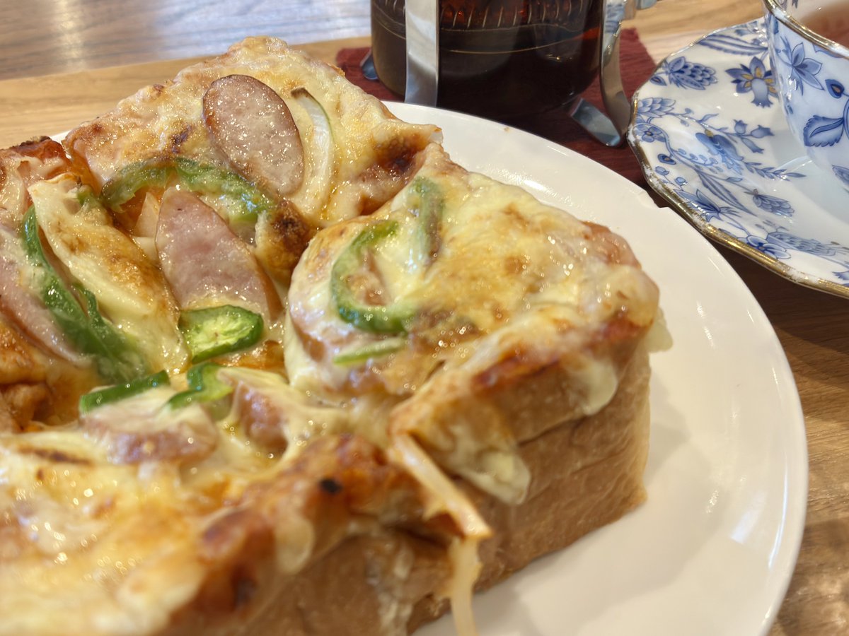 pentomo's tweet photo. おはよう。
雨ではじまる月曜日。
ザーザー雨の音が聞こえる朝です。
九月もあと三日。
月末に向かってもうひとがんばり。
今日も一日元気に過ごせますように。 https://t.co/Zq6DCEttKD