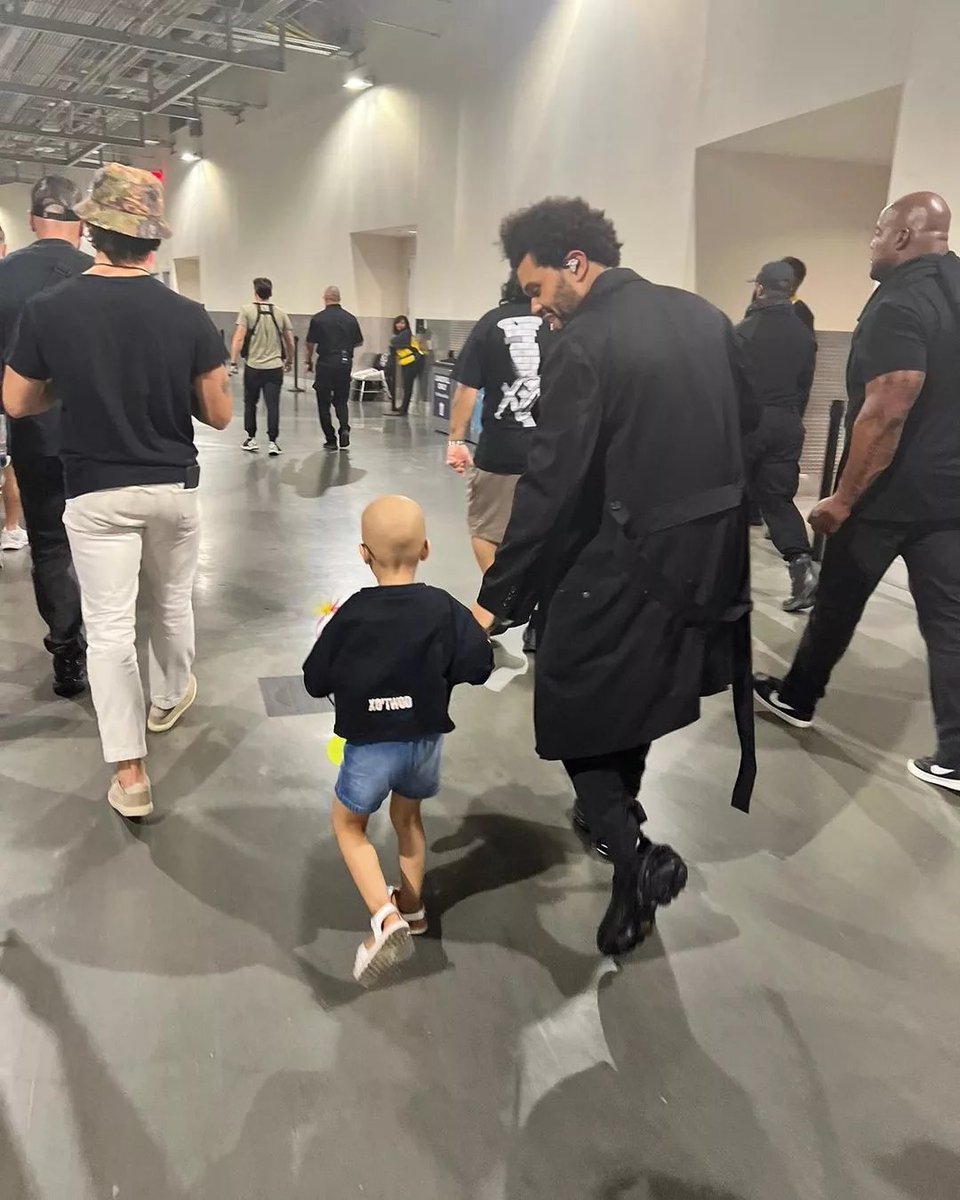 QGTheWeeknd's tweet photo. Katana was present at The Weeknd's show in Jakarta, the same little girl who was on the same tour in 2022 https://t.co/KIwgyF7o8a